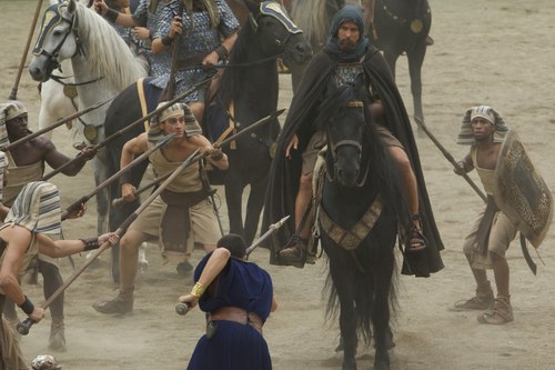 Szenen wie aus "Gladiator": Mit Pferd uns Speer.