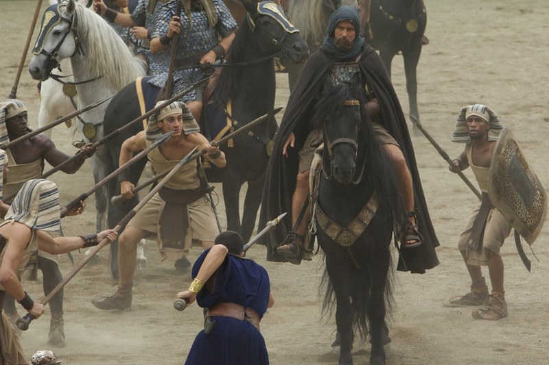 Szenen wie aus "Gladiator": Mit Pferd uns Speer.