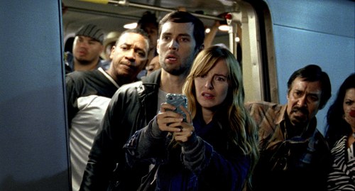 U-Bahnfahrgäste halten die Ereignisse mit dem Handy fest © Filmladen Filmverleih