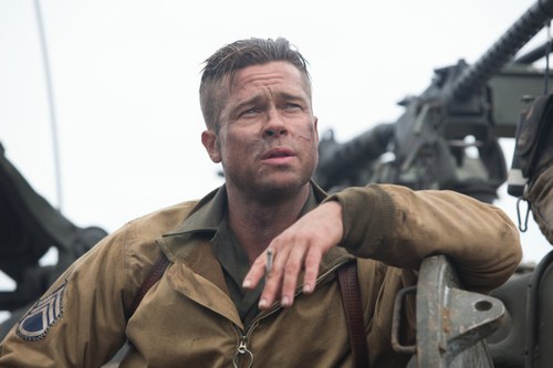 Brad Pitt, genannt "Wardaddy", erinnert an Protagonisten aus Propagandafilmen, die in Kriegszeiten entstehen. Harter Hund, eiserner Wille, umgeben von Pappfiguren als Gegnern, die zum Abschuss bereit stehen.