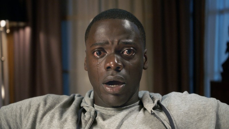 Chris (Daniel Kaluuya) ist - ein bisschen skeptisch.