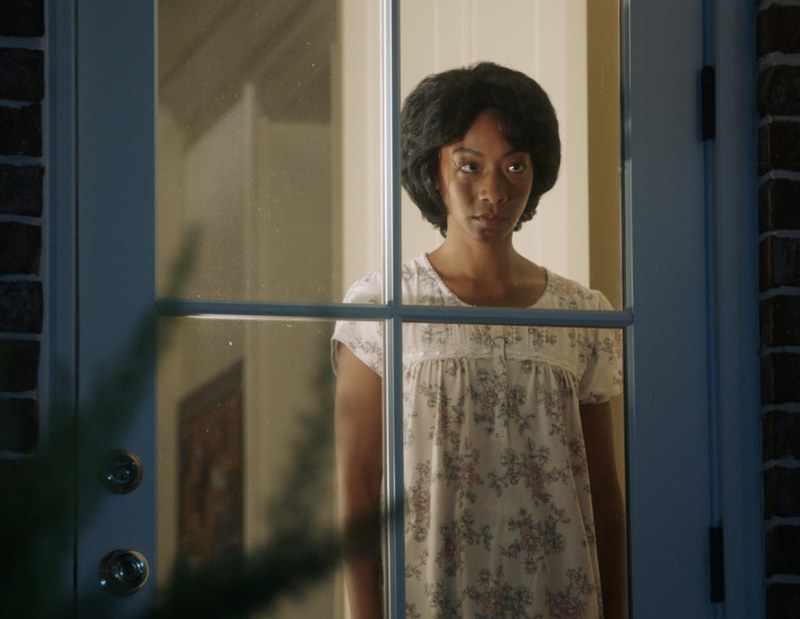 Die Hausangestellte (Betty Gabriel) beobachtet Chris, als wäre eine unsichtbare Wand zwischen beiden.