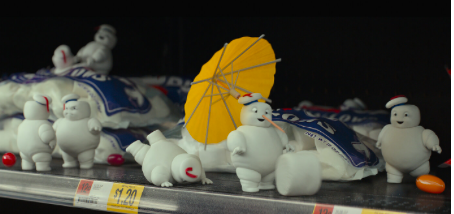 Die Marshmallow-Männchen, Anleihen von Joe Dante und Spielberg sind unverkennbar.