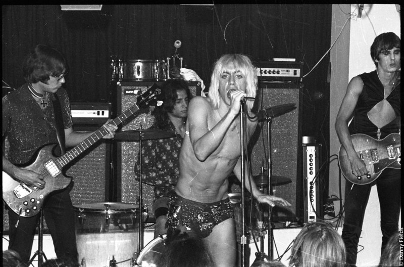 Jim Osterberg, bekannt als Iggy Pop, als seltsames Chamäleon: stählerner Körper und exzessive Drogenerfahrung, Protest aber ohne große Worte.