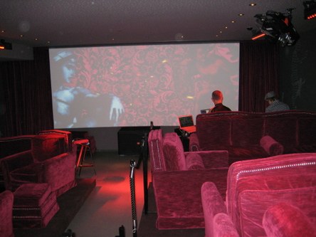 Lounge-Kino, das auch für Musikabende verwendet werden soll