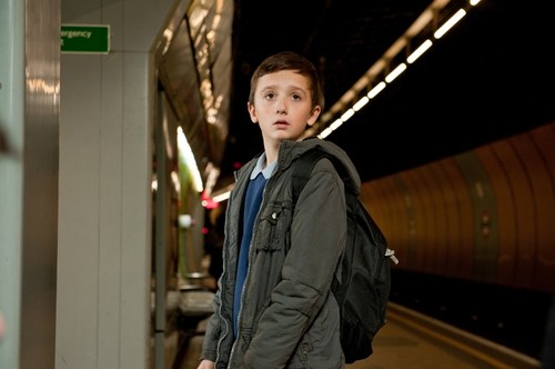 Der kleine Marcus (Frankie McLaren) kommt über den Tod seines Zwillingsbruder nicht hinweg © 2010 Warner Bros.