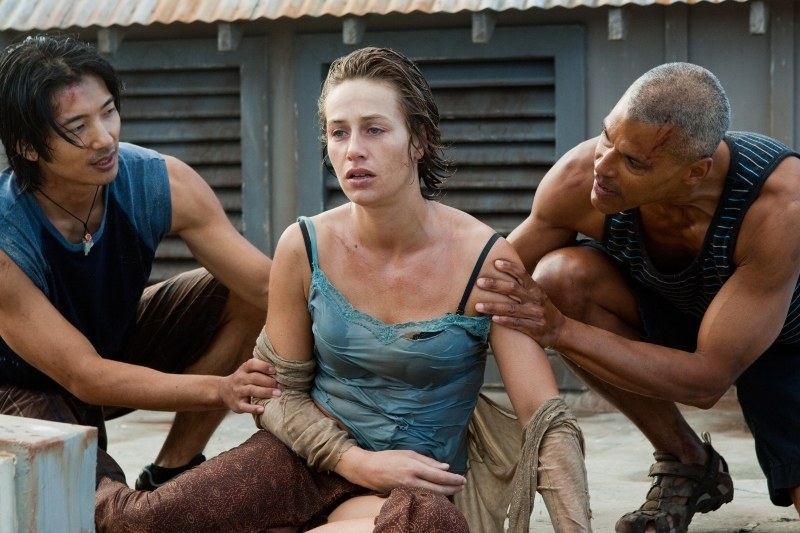 Marie (Cécile de France) macht während eines Tsunamis eine Nahtoderfahrung © 2010 Warner Bros.