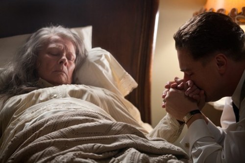Edgar J. Hoover im Bann seiner übermächtigen, emotional kühlen Mutter (Judith Dench)