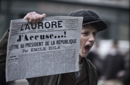 Der Filmtitel bezieht sich auf Emile Zola, der die Affäre Dreyfus in der Zeitung aufdeckte und dafür selbst eingesperrt wurde.