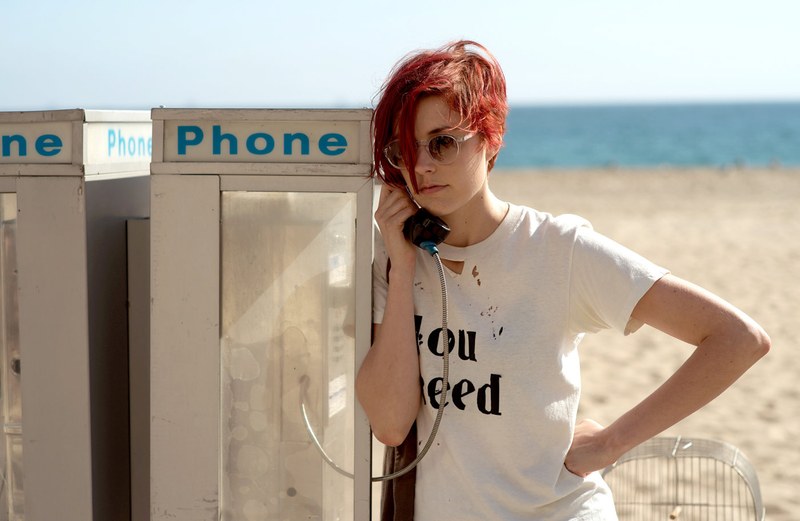 Greta Gerwig als Post-Punk-Girl sorgt bei Mutter Dorothea mit Genderpolitik-Agenda für Irritationen.