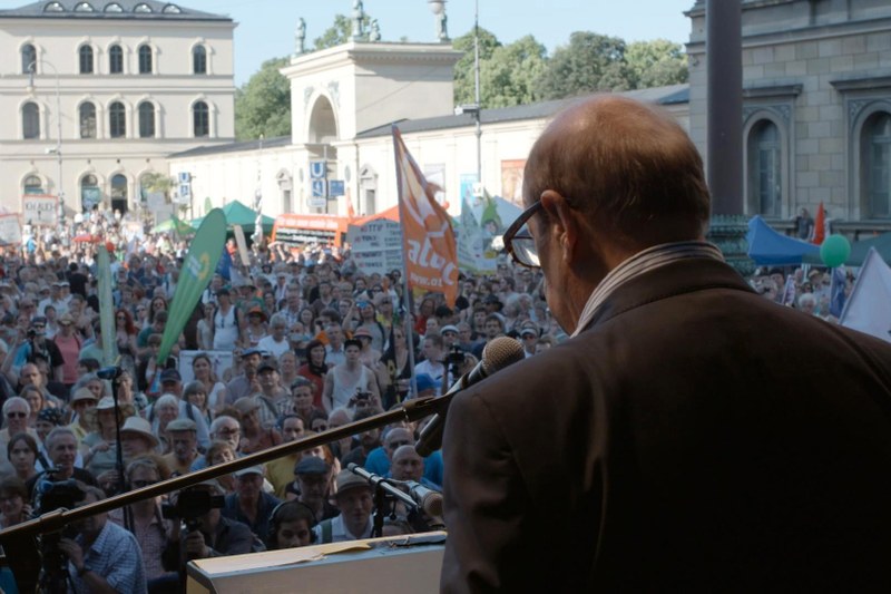 Global von Auftritt zu Auftritt: Jean Ziegler, hier in München vor begeisterten Demonstranten.
