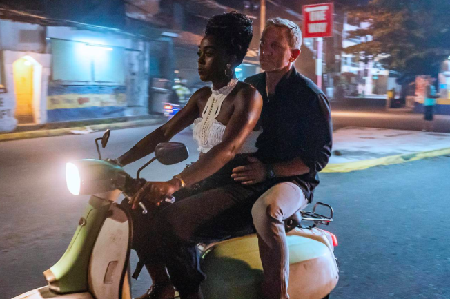 Daniel Craig als 007: Noch einmal aus der Pension auf Jamaica geholt, höchstpersönlich durch die vorübergehende 007-Agentin Nomi (Lashana Lynch)