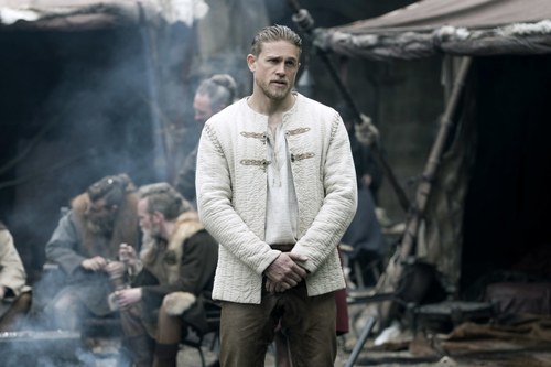 Weiße Jacke, kein besonders heroischer Genosse: Charlie Hunnam aka King Arthur in Guy Ritchies ironischer Betrachtung.