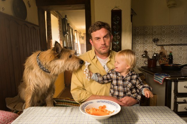 Der Hund, das Kind, das Essen und dazwischen der Leberkäsjunkie: Das sind auch einige der Ingredienzien der Krimikomödie, die derb zubereitet ist, aber dennoch ein bisschen zu gut geschmiert wirkt.