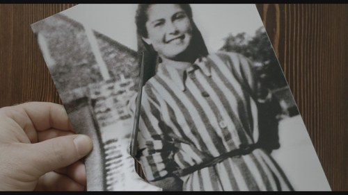 Eine KZ-Gefangene, die lächelt? Dem Film gelingt es gut, die Widersprüche dieser - und unserer - Geschichte aufzurollen.