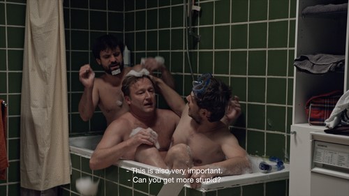 "Die Badewanne" teilen sich drei Brüder in dem Versuch, ein Bild aus Kindertagen nachzustellen. (© Alpinale)