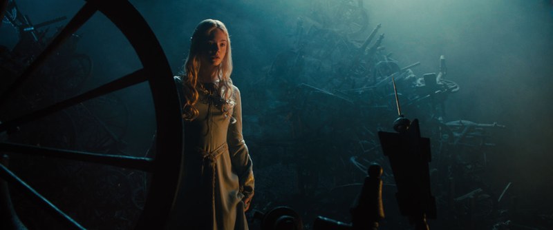 Dornröschen aka Aurora (E. Fanning), wie sie im Film heißt, bleibt eine Nebenrolle. Anders als das originale Märchen baut der Film eine prickelnde Beziehung zwischen beiden auf.