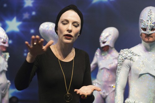 Alien-Ballett mit Konusköpfen und mittendrin eine Dramaturgin mit seltsamem Akzent.
