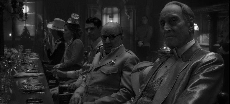 Rechts außen, Milliardär, Anti-Bolschewist, Hitler-Sympathisant und ein weiterer Schattenmann im Film: Randolph Hearst als ambivalenter Kofinanzier