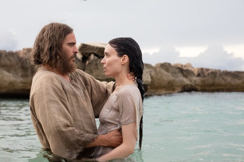Ein schönes Paar: Jesus (Joaquin Phoenix) und Maria (Rooney Maria) ein wenig durchnässt, aber in engem Blickkontakt.