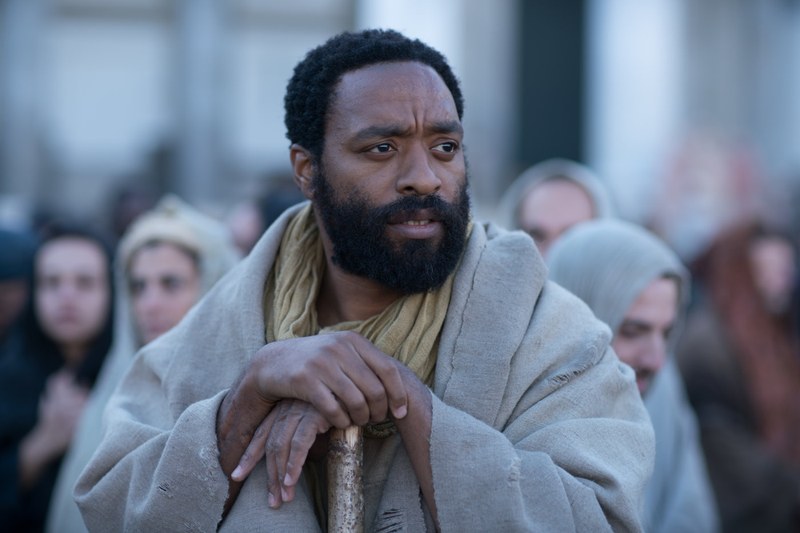 Petrus (Chiwetel Ejiofor) als eifersüchtiger Mann. Er muss sich mit der Neuinterpretation der Bibel, in der es nun auch eine Apostelin gibt, erst vertraut machen.