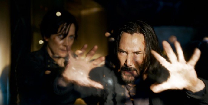 Reeves mit Vollbart, Moss als Mutter. Auch in der Matrix ist Zeit vergangen, der Film greift das selbstironisch auf.