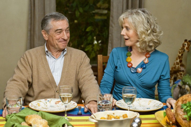 Der konservative Schwiergervater (Robert De Niro) stattet mit seiner Gattin (Blythe Danner) seinen Schwiegersohn einen Kontrollbesuch ab