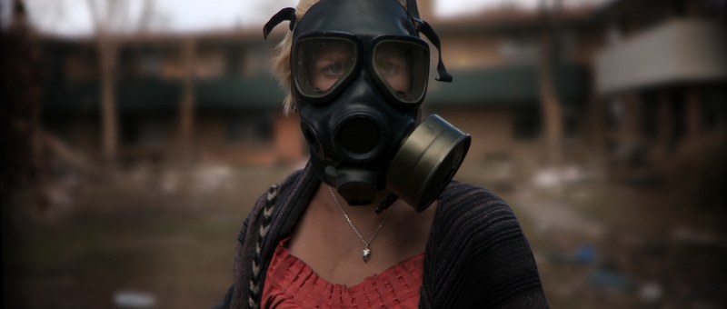 Ob mit oder ohne Gasmaske - Whitney Able bleibt als Samantha blass