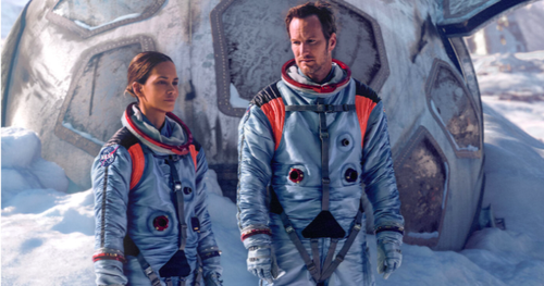 Im NASA-Look: Halle Berry und Patrick Wilson als Teil eines seltsamen Trios, das durch Wissen kaum belastet die Erde retten soll.