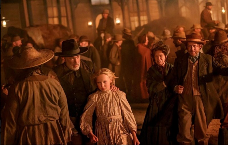 Düstere Tableaux aus einer unverhohlen feindseligen Gesellschaft in den improvisierten Städten von Texas treiben das Geschehen voran.