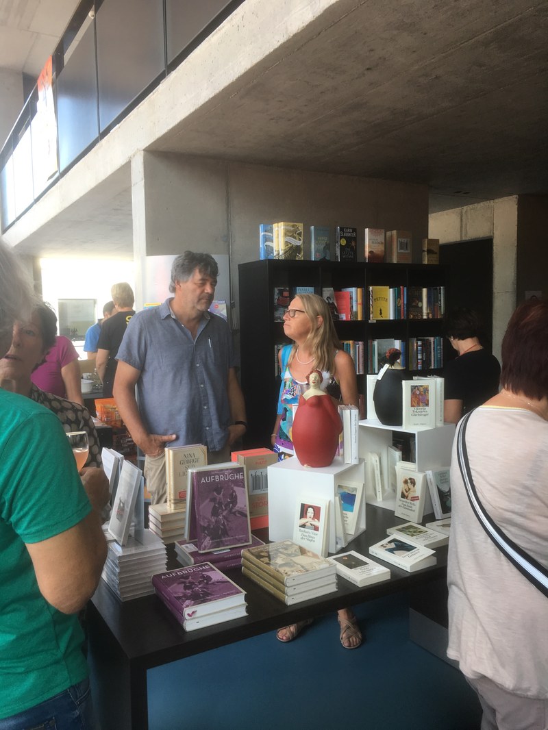 Alte und neue Bücher laden zum Schmökern ein