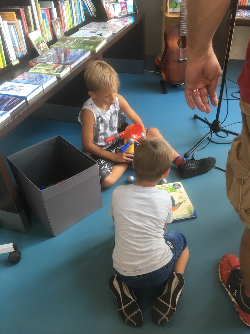 Die Kinder haben Bücher, Spiele und Kino sofort in Besitz genommen