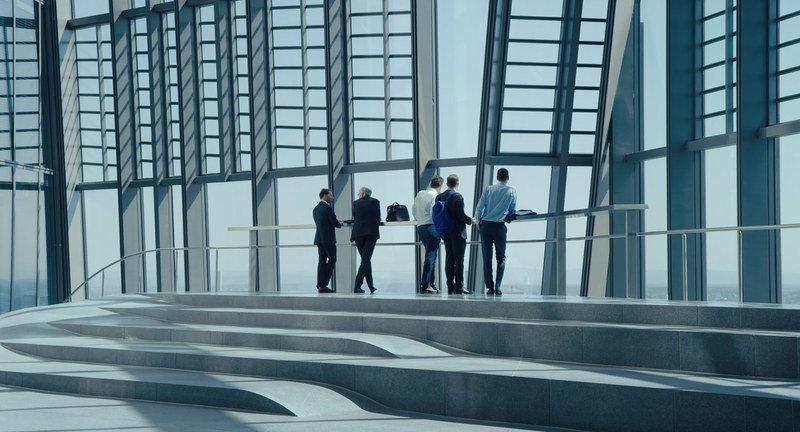 Kühle Architekturen, technokratische Welt. Wer verrät als erster, wie Geld produziert wird?