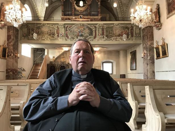 Vergnüglich: Ottfried Fischer als guter Hirte und lakonischer Helfer.