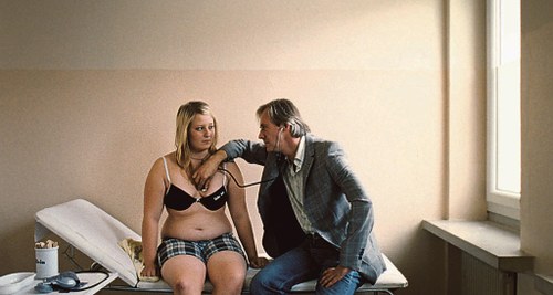 Verliebter Teenager (Melanie Lorenz) - schmieriger, aber zurückhaltender Diät-Arzt (Joseph Lorenz) © Ulrich Seidl Filmproduktion