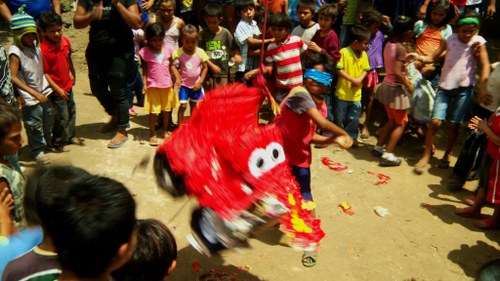 Die Piñata beim Kinderfest bringt Kindergesichter zum Strahlen.
