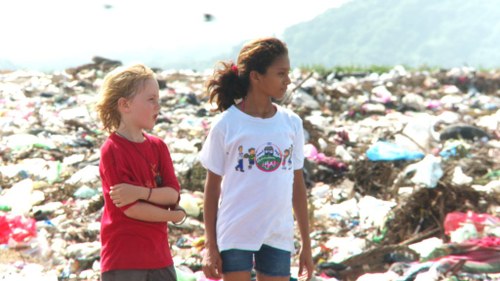 Mika und seine 11-jährige Freundin Francis auf der Müllhalde,...