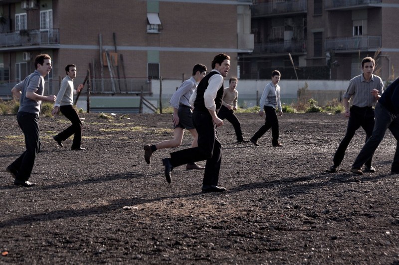 Ein bekanntes überliefertes Foto zum Laufbild animiert: Beim Fussballspiel in den borgate, den Vororten Roms, Pasolini als Sympathisant des Subproletariats.