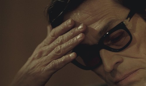 Mit Hornbrille, in Denkerpose: Willem Dafoe als Pier Paolo Pasolini.
