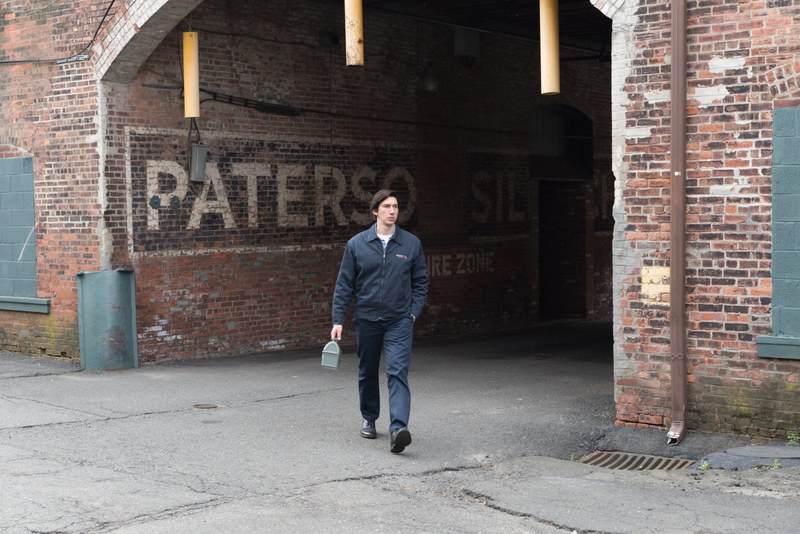 Adam Driver als Busfahrer Paterson mit dem größtmöglichen Gleichmut auf dem Weg zur Arbeit.