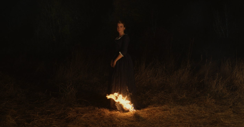 Dramatische Kompositionen: Eine junge Frau in Flammen, die ihre neu erfahrene Freiheit schließlich den Zwängen der Zeit opfern muss.