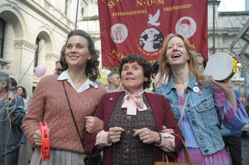 Unite: die LGSM (Lesbians and Gays Support the Miners) haben die beherzte Oma aus Wales (Mitte: Imelda Staunton) fest im Griff.