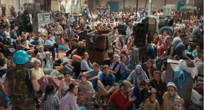 Trügerische Sicherheit im UN-Compound: Das Verhalten der niederländischen UN-Blauhelme ist ein zentrales Moment des Films.