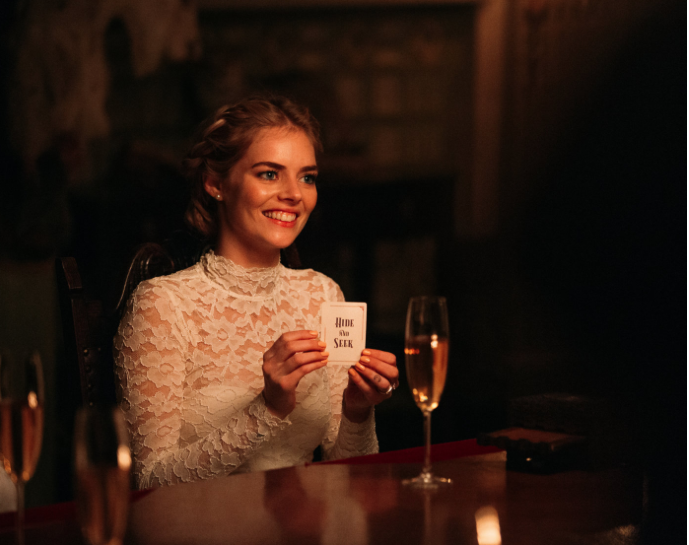 Die Arschkarte gezogen: "Hide and Seek" - Samara Weaving muss sich einem Familienritual stellen, das eigentlich nur mit ihrem Tod enden darf.