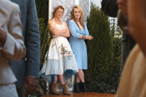 Kurzer Rollenwechsel für ein Familienfest: Ricki im blauen Kleid, neben der Film- bzw. echten Tochter Julie (Mamie Gummer)