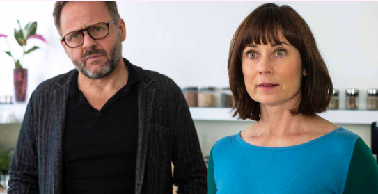Samuel Finzi, Inka Friedrich: Kongeniales Paar im Zwist um das Spenderorgan. Beiden merkt man die Erfahrung am Theater an.