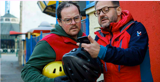 Der Architekt und sein phallischer Büroturm: als Imagefilm immer am Handy bereit.