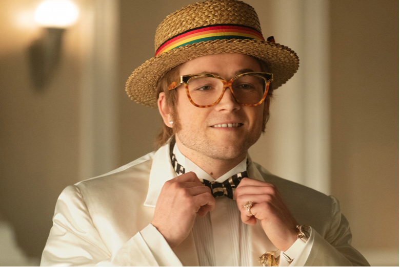Ein Film für Fans, nicht nur von Elton John, sondern von Musicalfilmen, die auch ein bisschen traurig sein dürfen. Hier im weißen Anzug ein erbauliches Finale.