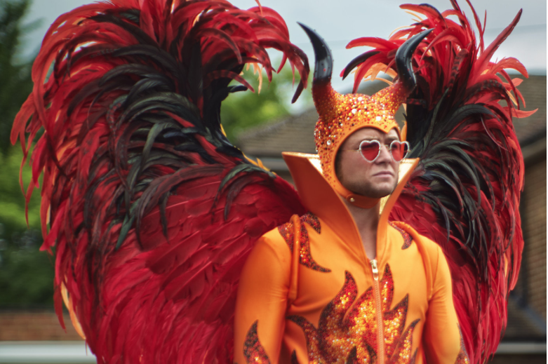 Elton John, der traurige Junge, der sich aus jeder Krise noch bunter auf der Bühne neu erfindet.