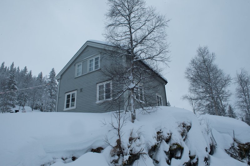 Wenig einladendes Haus auf einem Hügel, erinnert an...?